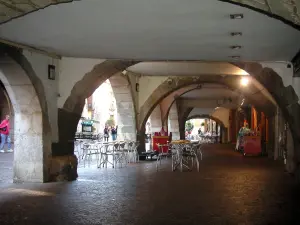 Annecy - Terrasse de café sous les arcades de la rue Sainte-Claire