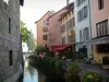 Annecy - Palais de l'Île (vieilles prisons), canal du Thiou, berge fleurie, restaurants et maisons aux façades colorées