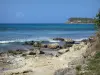 Anse-Bertrand - Rotsachtige kust en surfers op het water