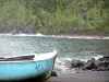 Anse des Cascades - Barque de pêcheur au bord de l'océan Indien