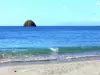 Anse Céron - Vue sur l'îlet la Perle et la mer depuis la plage de sable de l'anse Céron