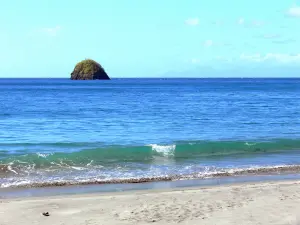 Anse Céron - Bekijk Islet Pearl en de zee van het zandstrand van Anse Ceron