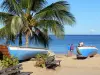 Anse Dufour - Plage de sable blond, barques de pêcheurs, bancs et palmier, avec vue sur la mer des Caraïbes