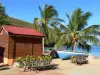 Anse Dufour - Cabana e barcos de pesca, bancos, palmeiras e mar azul-turquesa