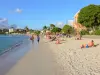 Anse Mitan - Farniente sur le sable blond de la plage de l'anse Mitan ; dans la commune des Trois-Îlets