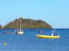 Anse à l'ne - Vista da ilhota em Ramiers e o mar pontuado por barcos da praia da enseada para burro