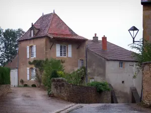 Anzy-le-Duc - Houses of the village; in Brionnais