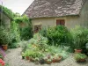 Apremontシュールアリエ - 植物と花で飾られた家と小さな庭