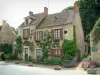 Apremont-sur-Allier - Maisons du village décorées de plantes grimpantes et de fleurs