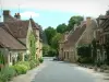 Apremont-sur-Allier - Rue fleurie du village avec ses maisons berrichonnes