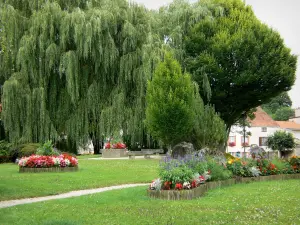Arc-en-Barrois - Tuin met bomen, gazons en bloemperken