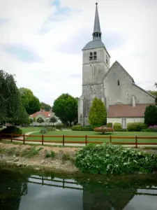 Arc-en-Barrois - Toren van de kerk Saint-Martin, bloementuin en de rivier Aujon