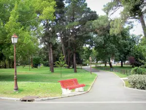 Arcachon - Parc mauresque et ses essences d'arbres au coeur de la ville d'hiver