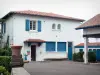 Arcangues - Wit huis met blauwe luiken