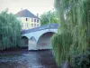 Arcy-sur-Cure - Pont en dos d'âne sur la Cure et saules pleureurs au bord de la rivière