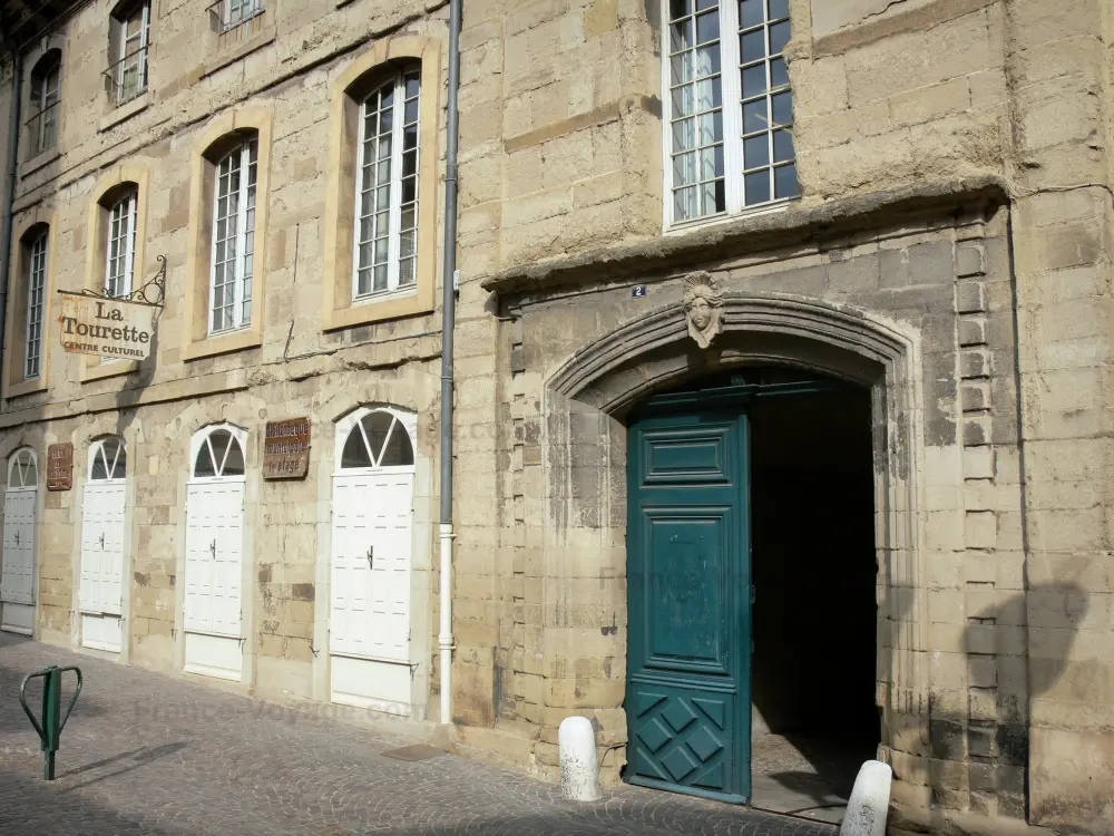 Guia da Ardèche - Tournon-sur-Rhône - Hôtel de la Tourette abrigando a biblioteca municipal