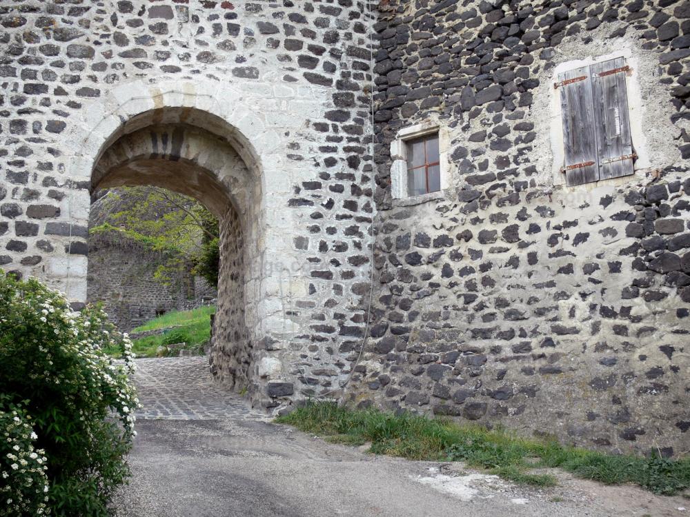 Guide of the Ardèche - Sceautres - Fortified gate of the village