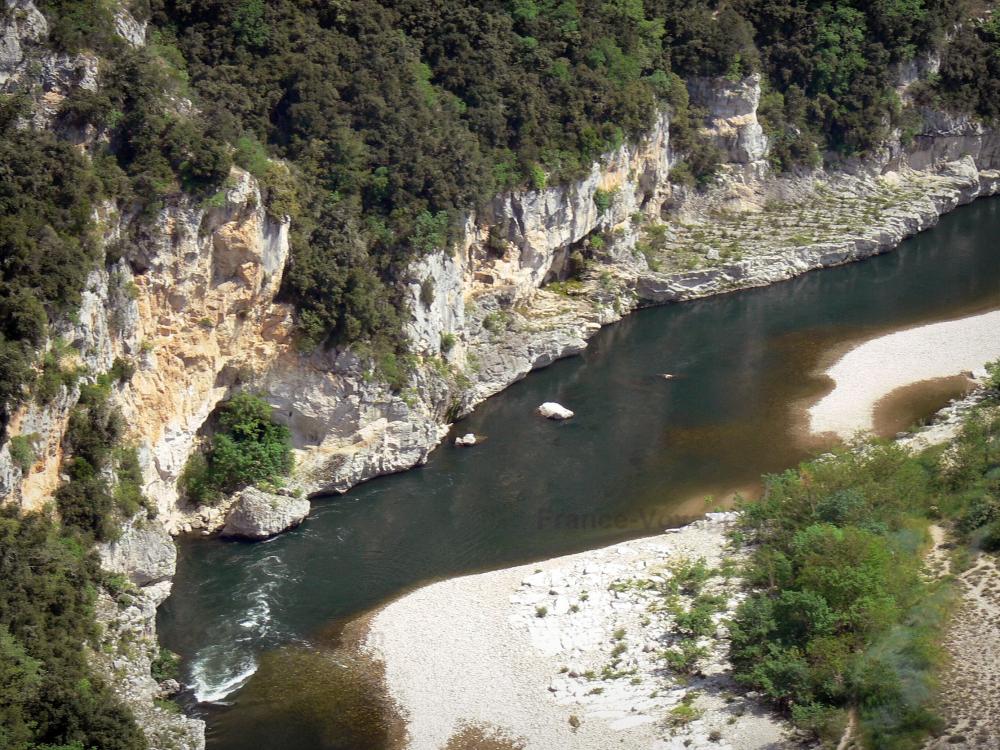 Guide of the Ardèche - Ardèche gorges - Rock cliffs along River Ardèche