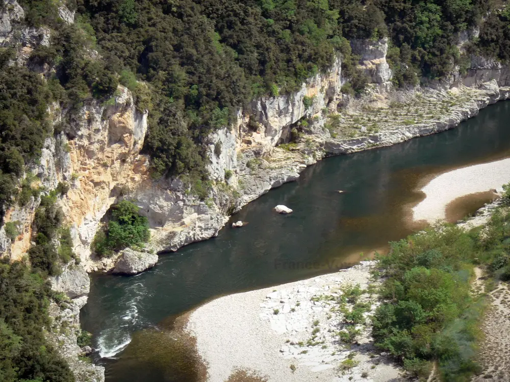 Guia da Ardèche - Gargantas de Ardeche - Paredes rochosas nas margens do rio Ardèche