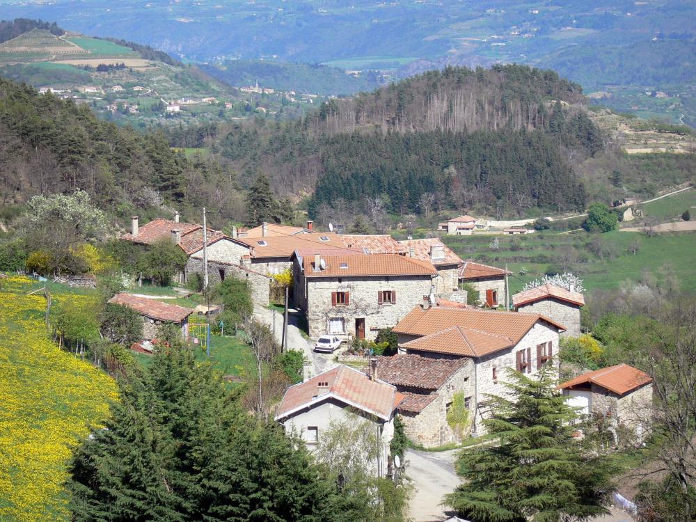 Guide of the Ardèche - Landscapes of the Ardèche - Stone houses in a wooded setting
