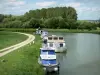 Ardennen-Kanal - Angelegte Boote, auf dem Kanal der Ardennen, mit grüner Umgebung, in Pont-à-Bar, auf der Gemeinde Dom-le-Mesnil