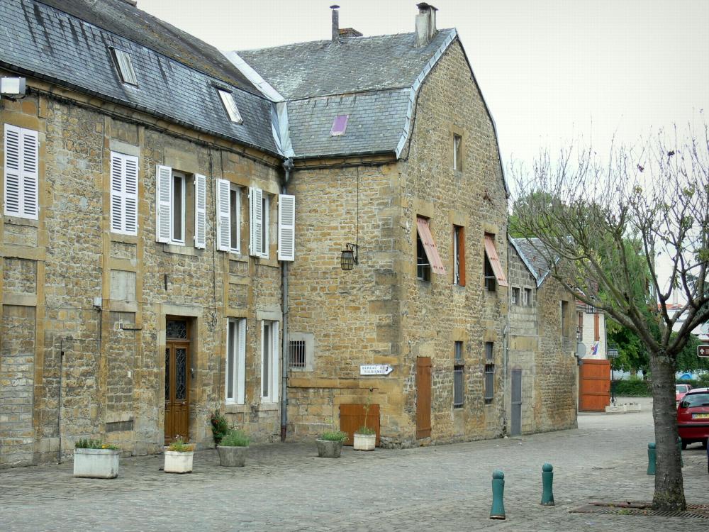 Guide des Ardennes - Mouzon - Façades de maisons de la ville
