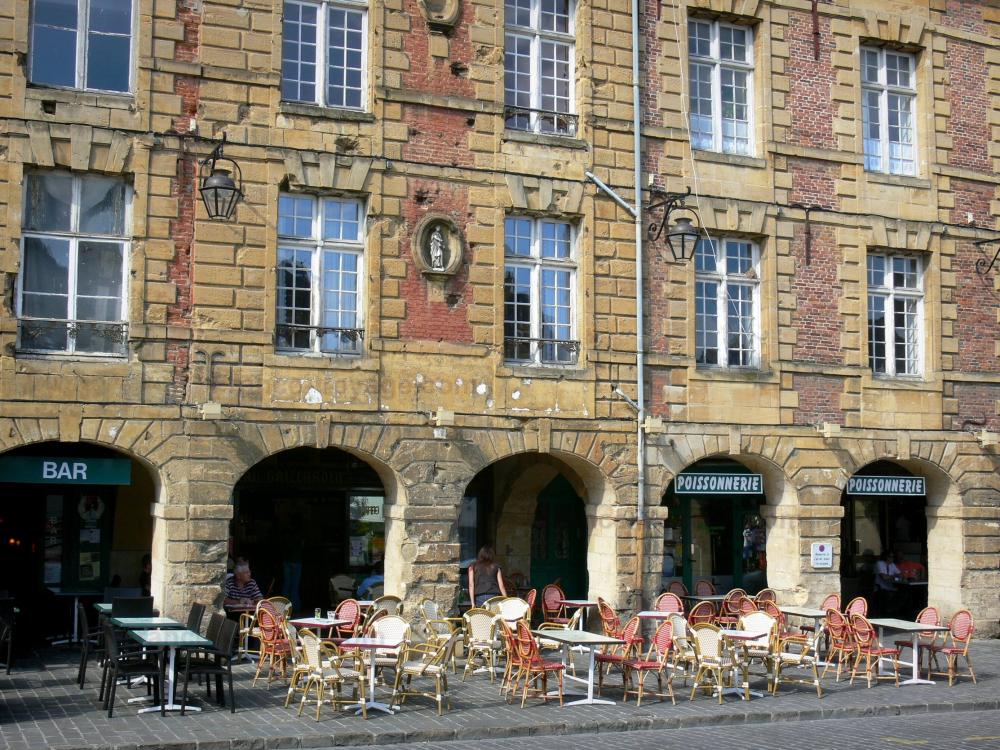 Guide des Ardennes - Charleville-Mézières - Terrasse de café et façades de la place Ducale