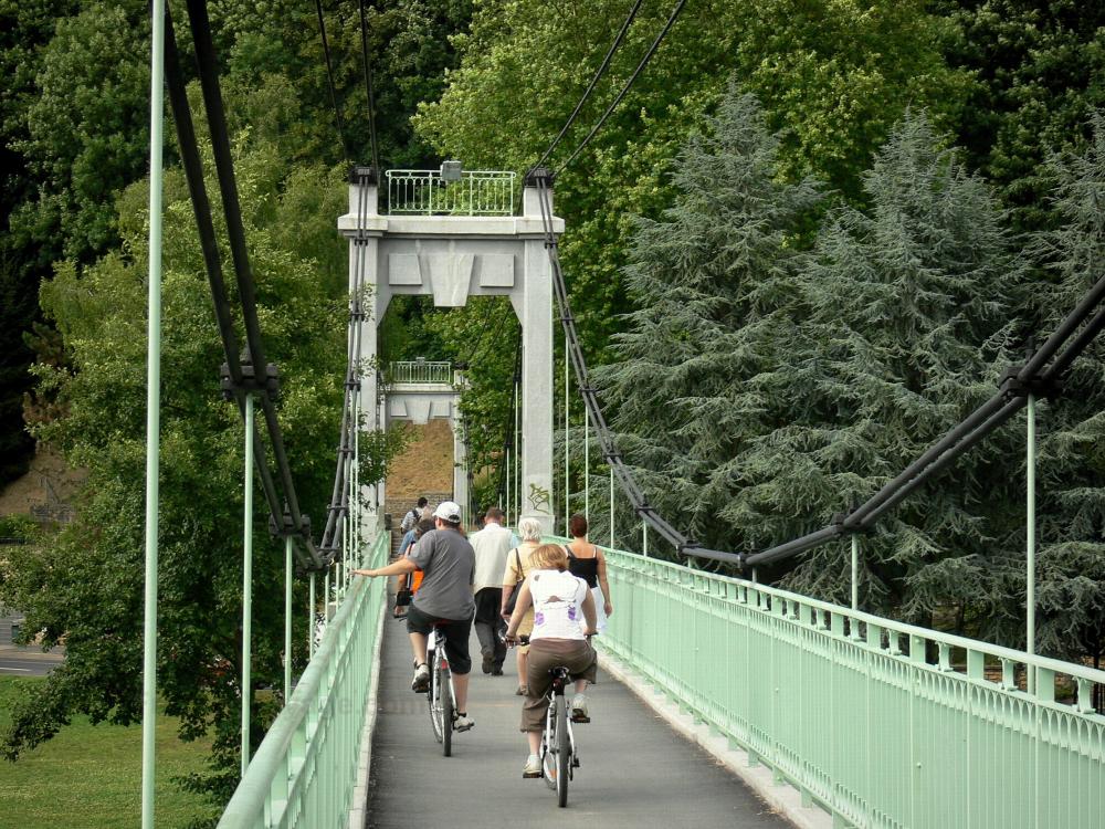 Guide des Ardennes - Charleville-Mézières - Promeneurs et cyclistes sur la passerelle du Mont Olympe