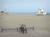 Argelès-sur-Mer - Plage de sable de la station balnéaire, avec poste de secours et jeux pour enfants, mer Méditerranée, et vélos garés en premier plan
