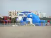 Argelès-sur-Mer - Structures gonflables pour enfants et immeubles de la station balnéaire