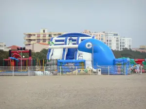 Argelès-sur-Mer - Inflatable structures for children and buildings of the resort