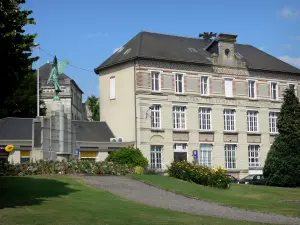 Argentan - Post, war memorial and garden