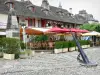 Argentat - Cadran solaire du quai Lestourgie, terrasse de restaurant et maisons d'Argentat