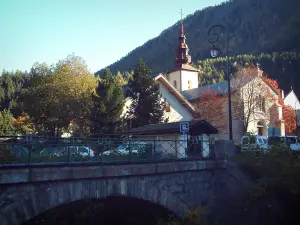 Argentière - Bridge, alberi, chiesa barocca di Saint-Pierre con la sua cupola a cipolla, le case del villaggio (stazione sciistica) e forestali