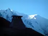 Argentière - Toit et cheminée d'une maison du village (station de ski) avec vue sur le massif du Mont-Blanc (neige)