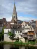 Argenton-sur-Creuse - Clocher de l'église Saint-Sauveur, maisons et rivière Creuse