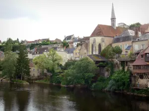 Argenton-sur-Creuse - Kapelle Saint-Benoît, Häuser, Bäume und Fluss Creuse; im Creuse-Tal