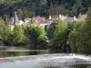 Argenton-sur-Creuse - Maisons, arbres et rivière Creuse ; dans la vallée de la Creuse