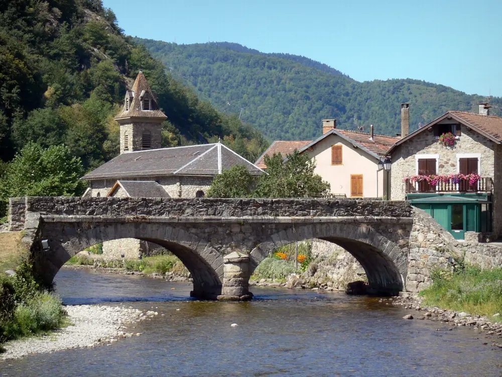 Guide of the Ariège - Orlu valley - Oriège valley: bell tower of the church and houses of the village of Orgeix, bridge spanning the Oriège river