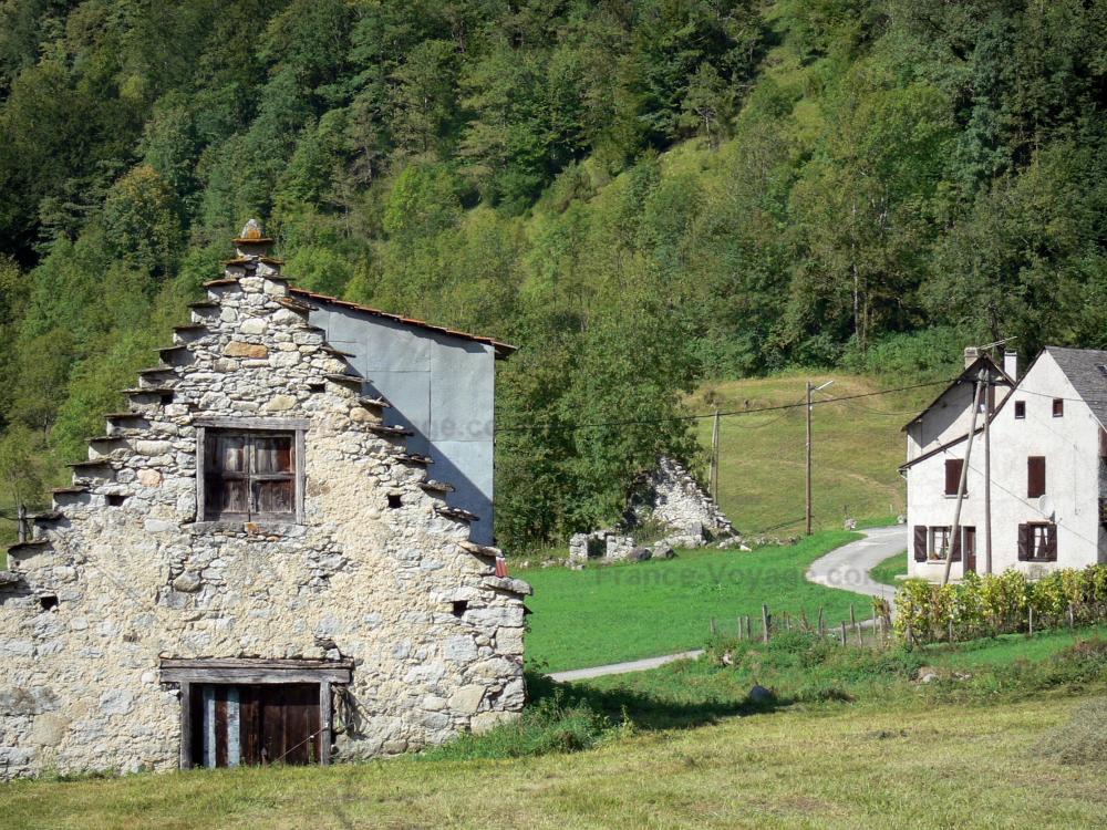 Guide de l'Ariège - Vallée du Garbet - Grange, prés, maison et arbres ; dans le Parc Naturel Régional des Pyrénées Ariégeoises, en Couserans