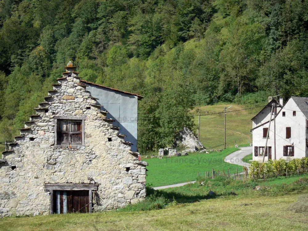 Guide of the Ariège - Garbet valley - Barn, pastures, houses and trees; in the Ariège Pyrenees Regional Nature Park, in Le Couserans area