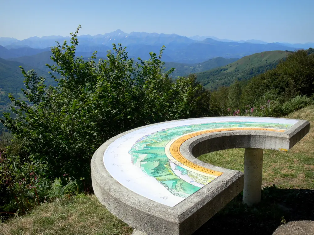 Guide of the Ariège - Col de Péguère pass - Orientation table of the pass (Laffont tower) with a view of the surrounding landscape