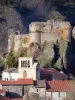Arlempdes - Ruínas do castelo em seu esporão rochoso, torre pente da igreja Saint-Pierre e casas da vila medieval