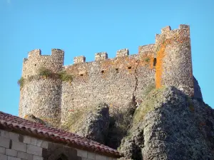 Arlempdes - Reste der mittelalterlichen Burg, die das Dorf beherrschen