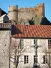 Arlempdes - Cruz, fachadas de casas de aldeia e castelo medieval com vista para o conjunto