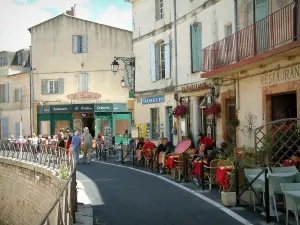 Arles - Häuser mit Restaurants und Terrassen