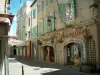 Arles - Rue bordée de maisons et de commerces