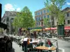 Arles - Place du Forum avec ses maisons et ses terrasses de cafés animées