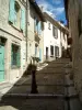 Arles - Ruelle pavée en pente et ses maisons