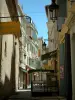 Arles - Ruelle bordée de maisons avec terrasse de restaurant